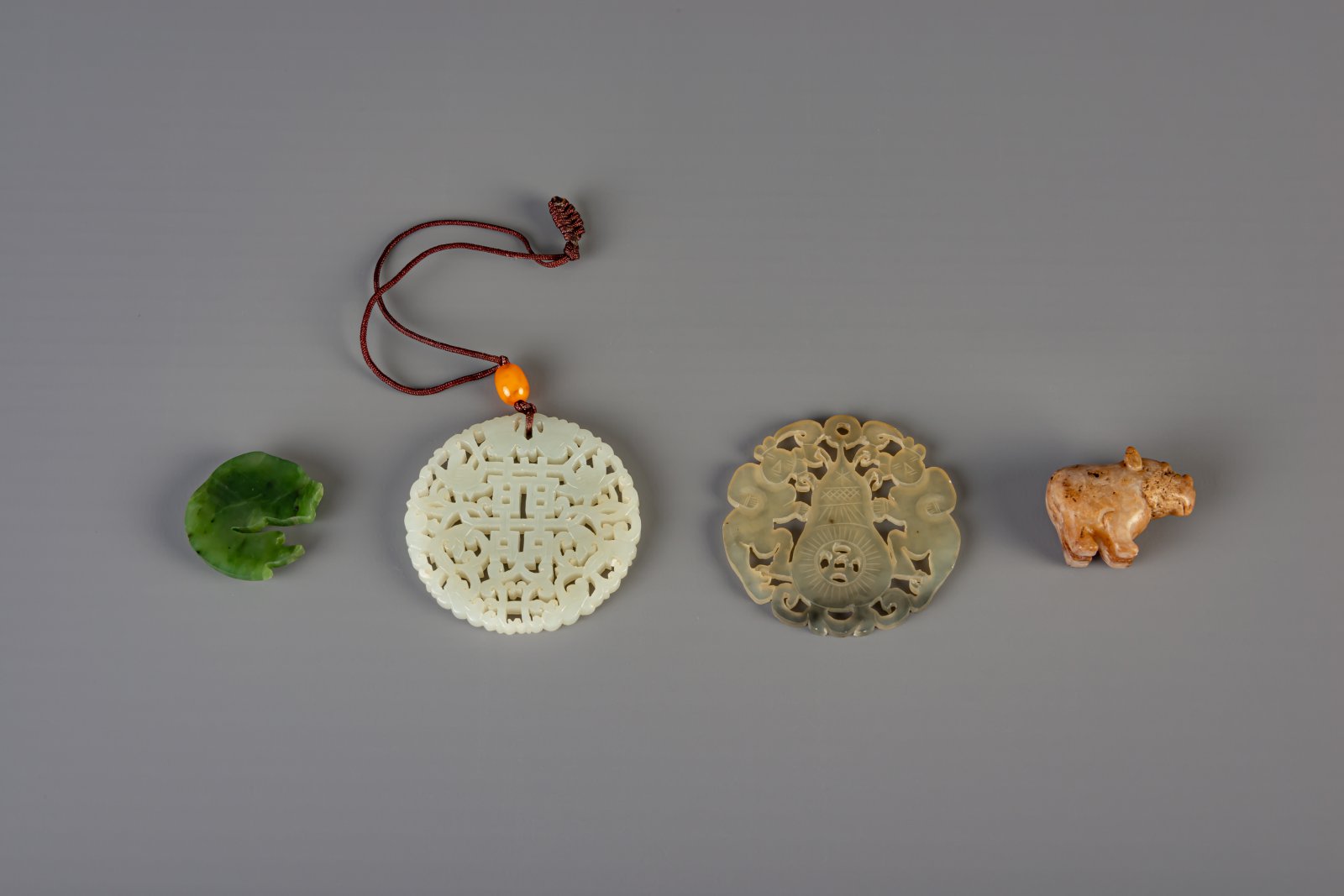 Four Chinese carved jade items, 19th/20th C. - Image 2 of 2
