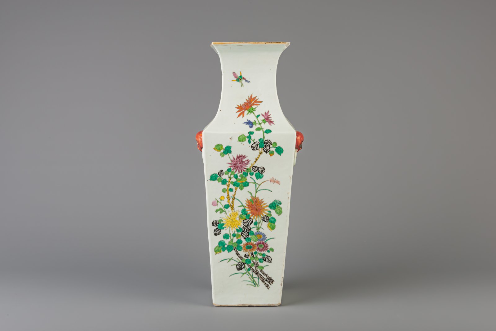 A Chinese square famille rose vase with floral design, 19th/20th C.