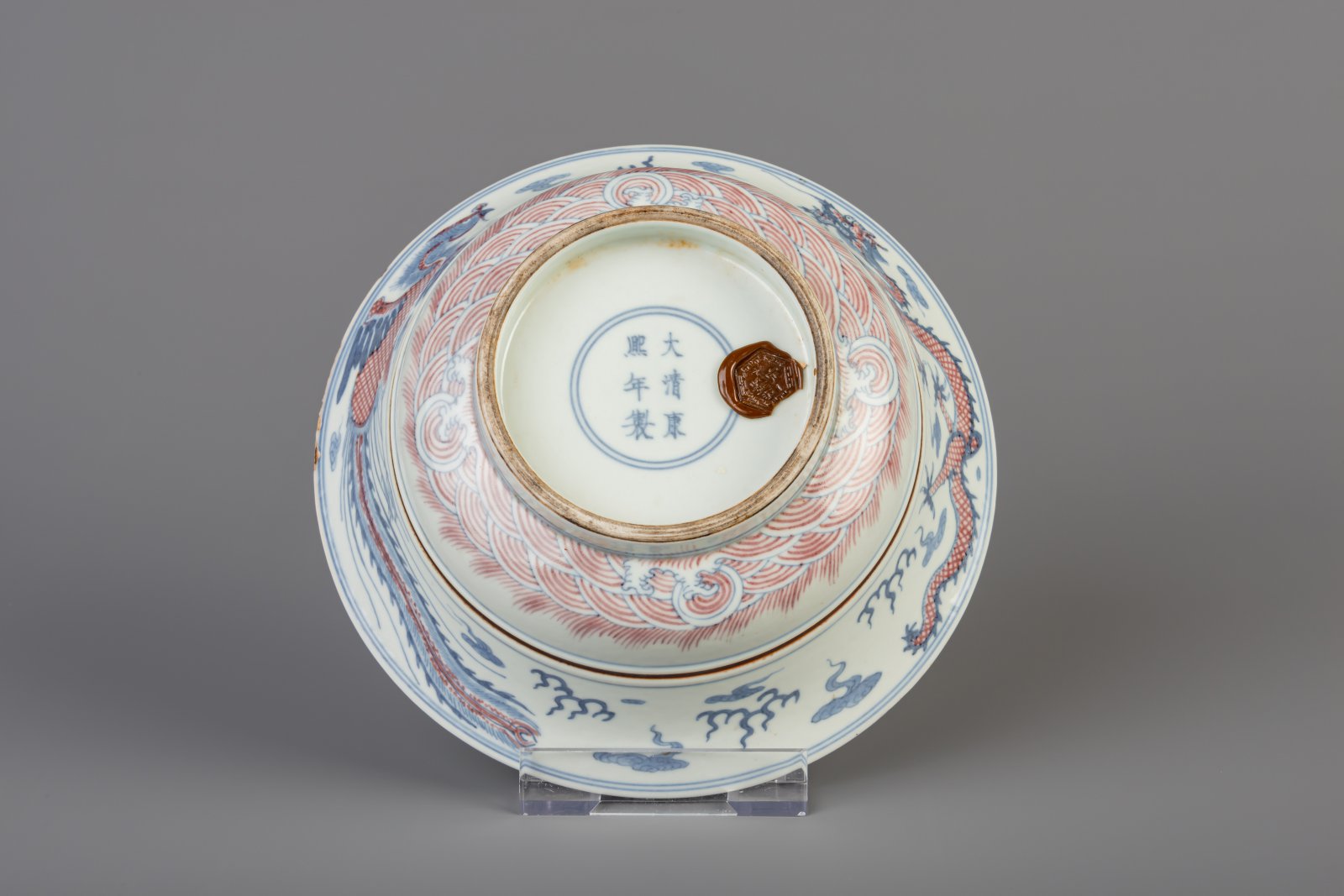 A Chinese blue, white and copper red 'dragon and phoenix' bowl, Kangxi mark, 19th/20th C. - Image 7 of 8