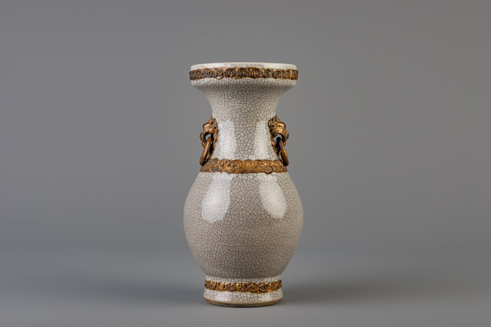 A Chinese grey crackle glazed vase, 19th C. - Image 3 of 6
