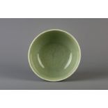A Chinese crackle glazed celadon bowl, 19th/20th C.