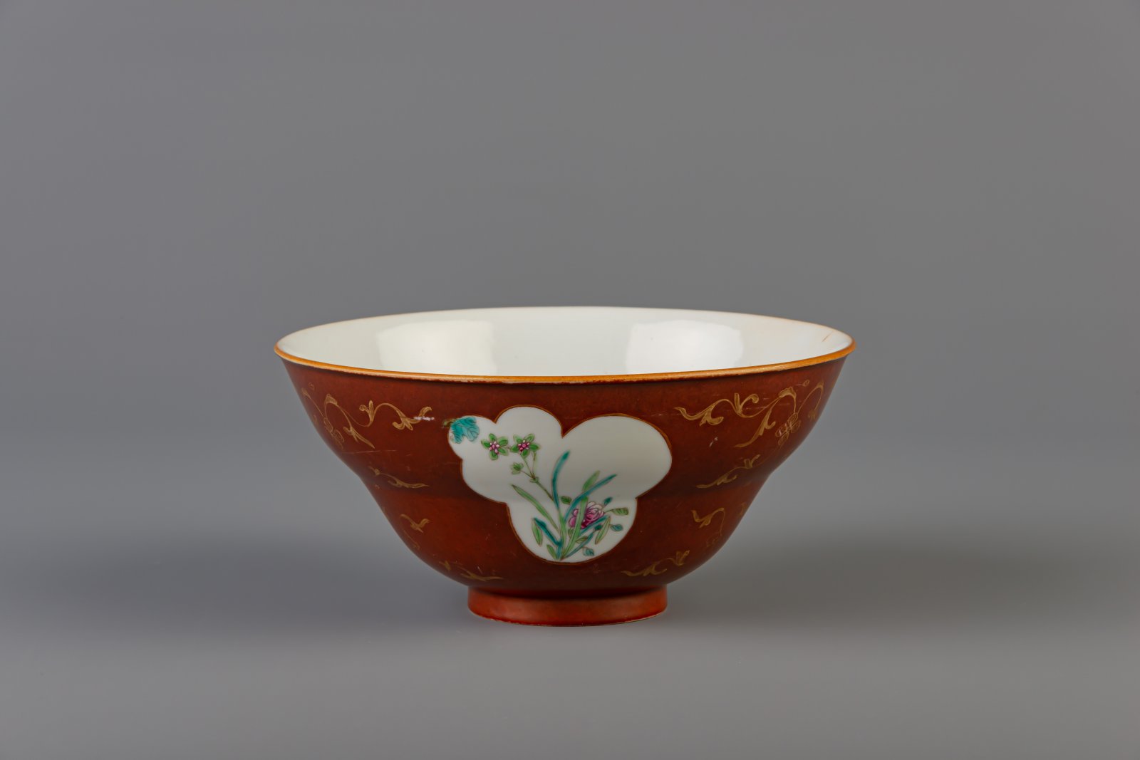 A Chinese famille rose brown ground bowl, Qianlong mark, 19th C. - Image 6 of 6