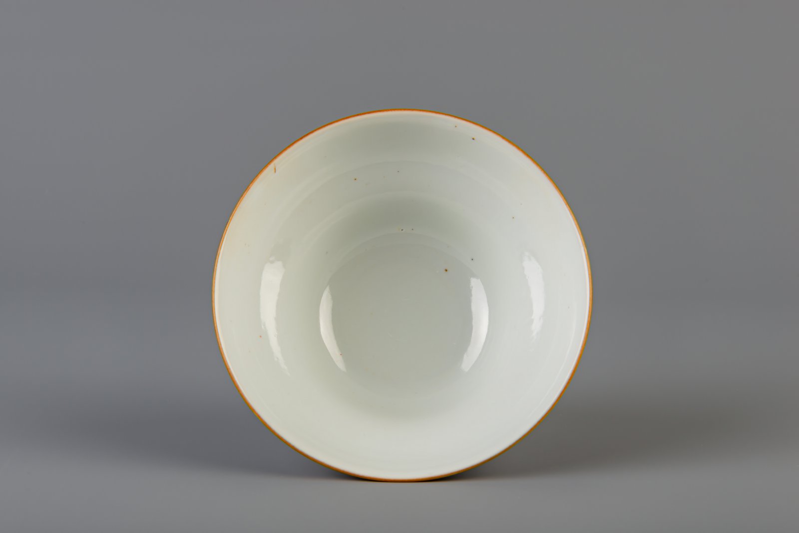 A Chinese famille rose brown ground bowl, Qianlong mark, 19th C. - Image 4 of 6