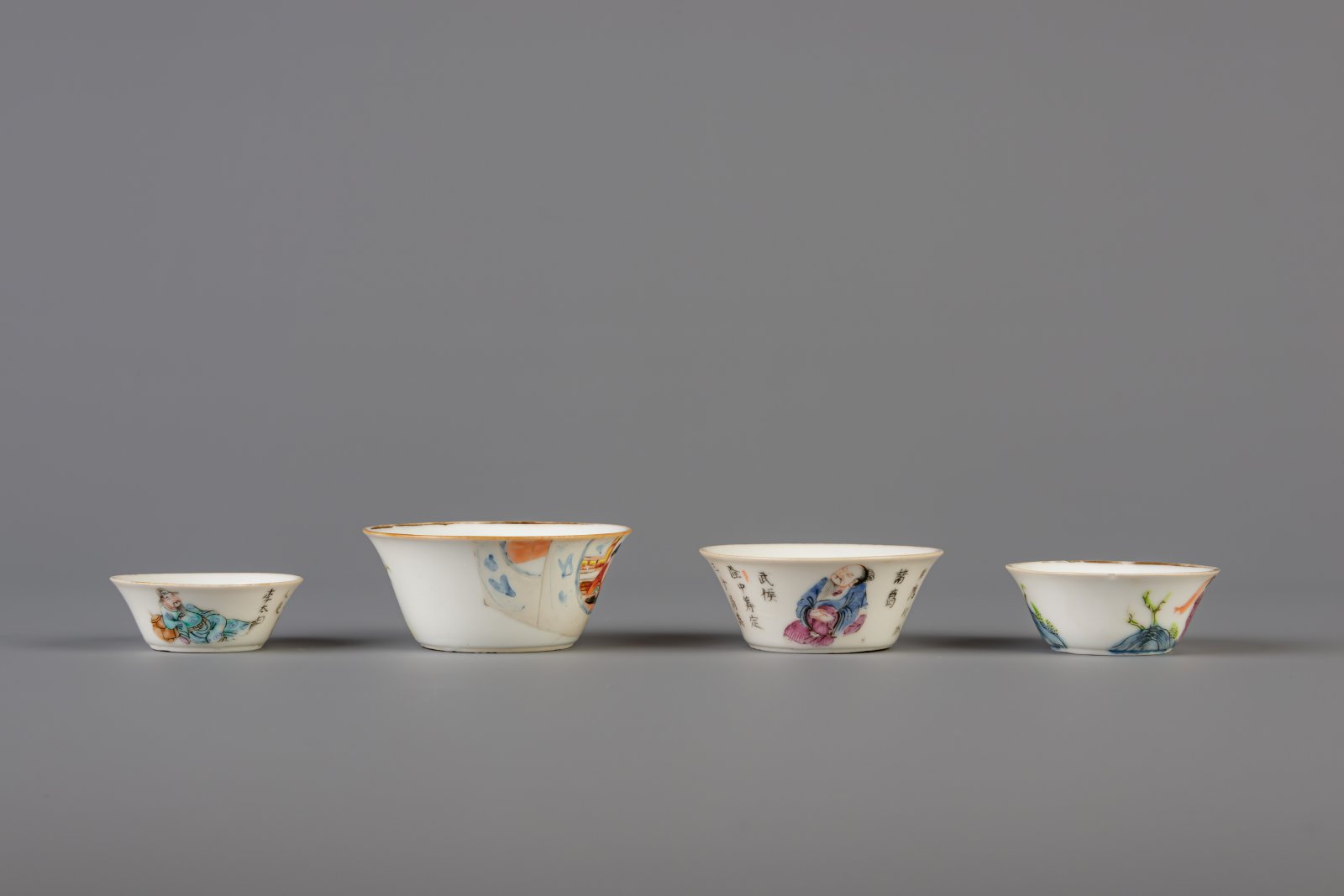 Two pairs of Chinese famille rose small bowls with erotic and Wu Shuang Pu decor, 19th C. - Image 5 of 8