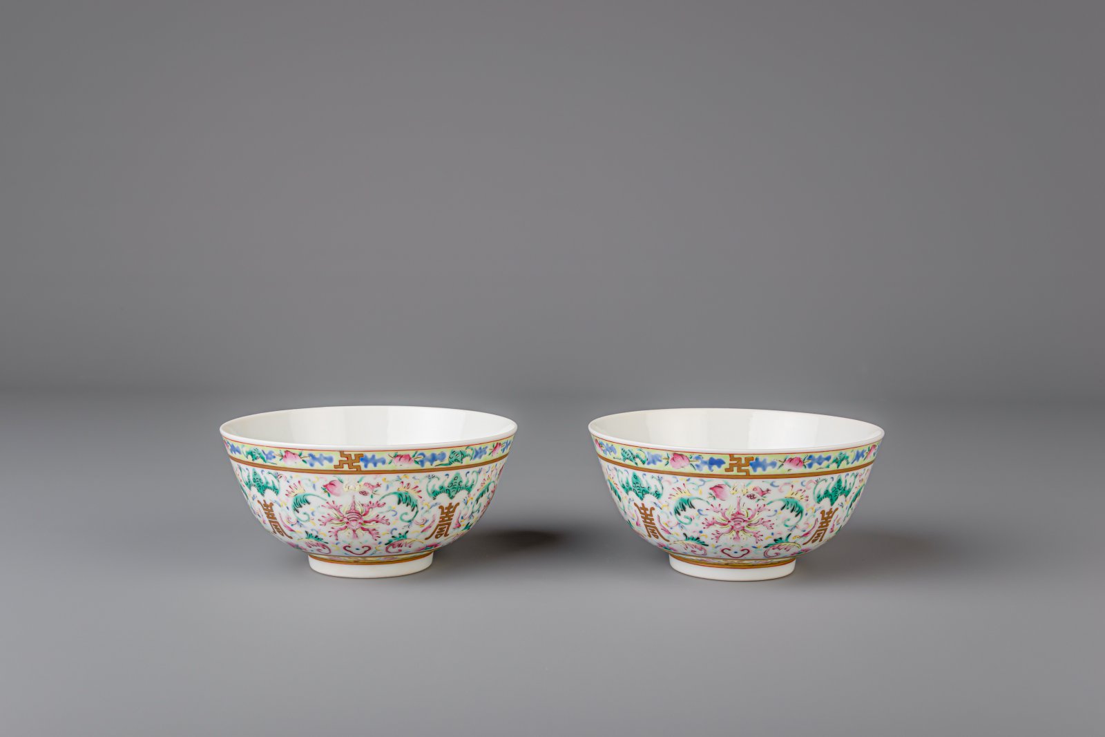 A pair of Chinese famille rose bowls with flowers and bats, Guangxu mark, 19th/20th C.