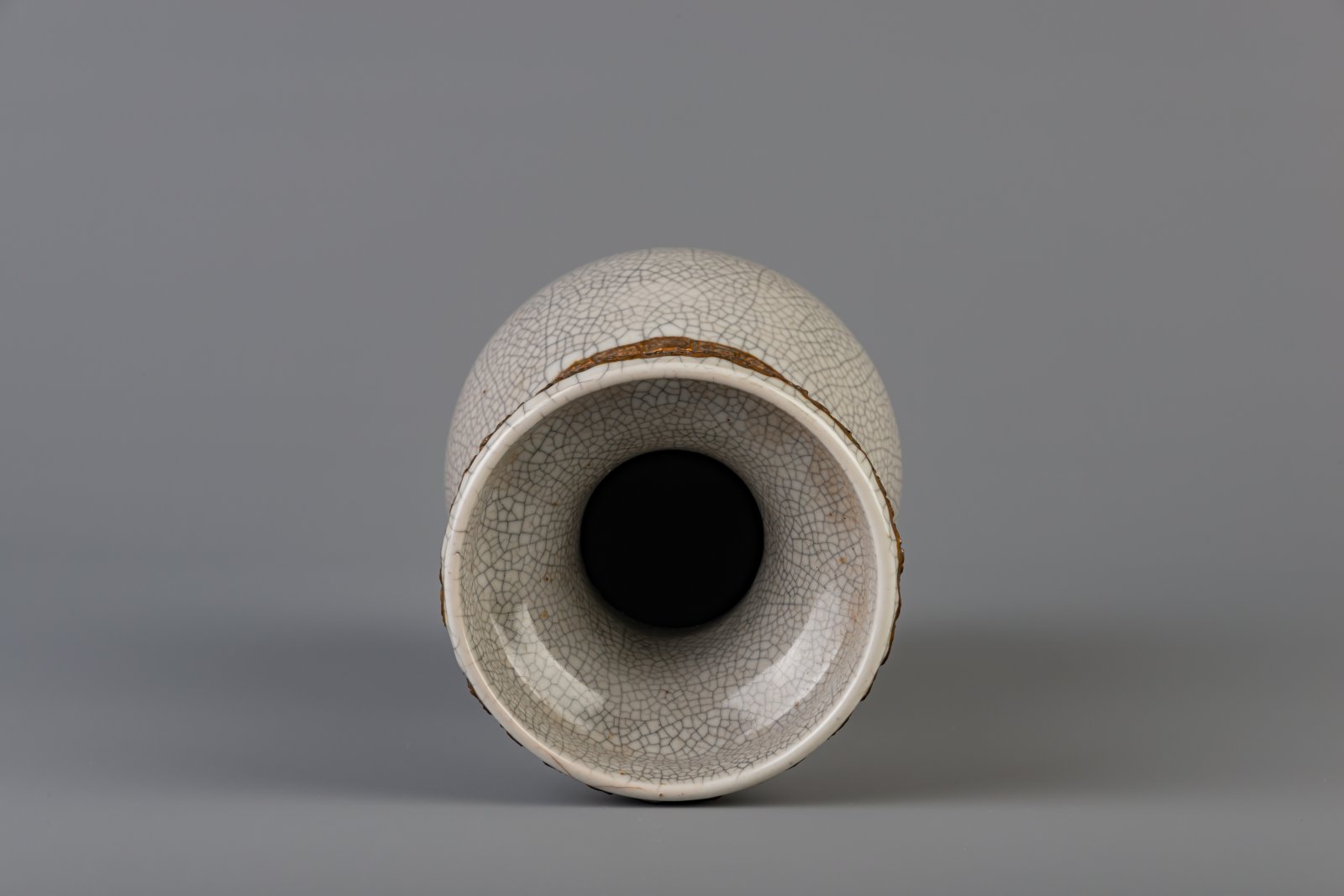 A Chinese grey crackle glazed vase, 19th C. - Image 5 of 6