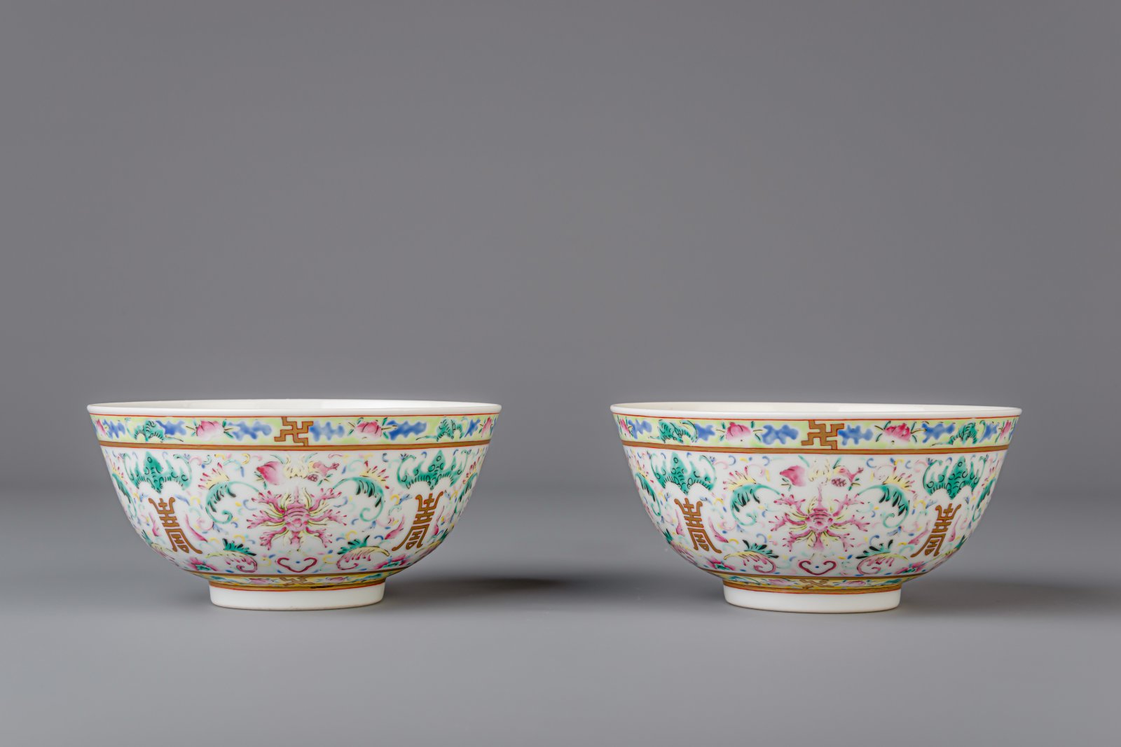 A pair of Chinese famille rose bowls with flowers and bats, Guangxu mark, 19th/20th C. - Image 5 of 7