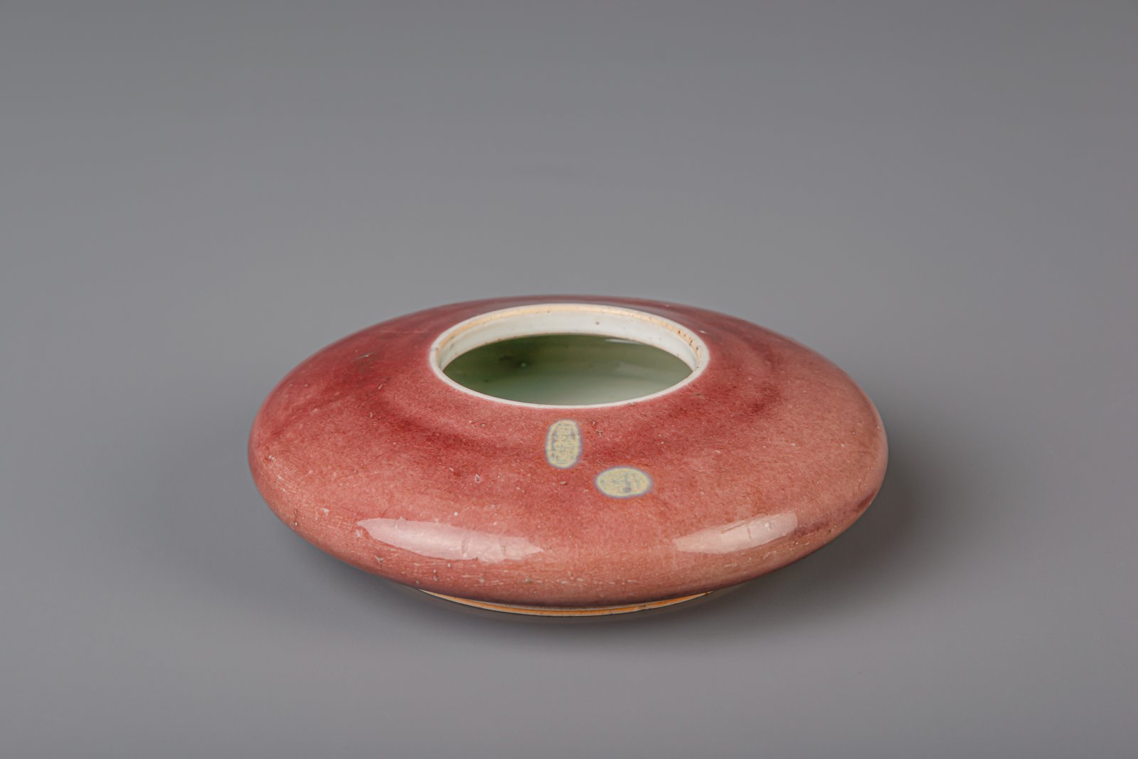 A Chinese peachbloom glazed brush washer, Qianlong mark, 19th/20th C.