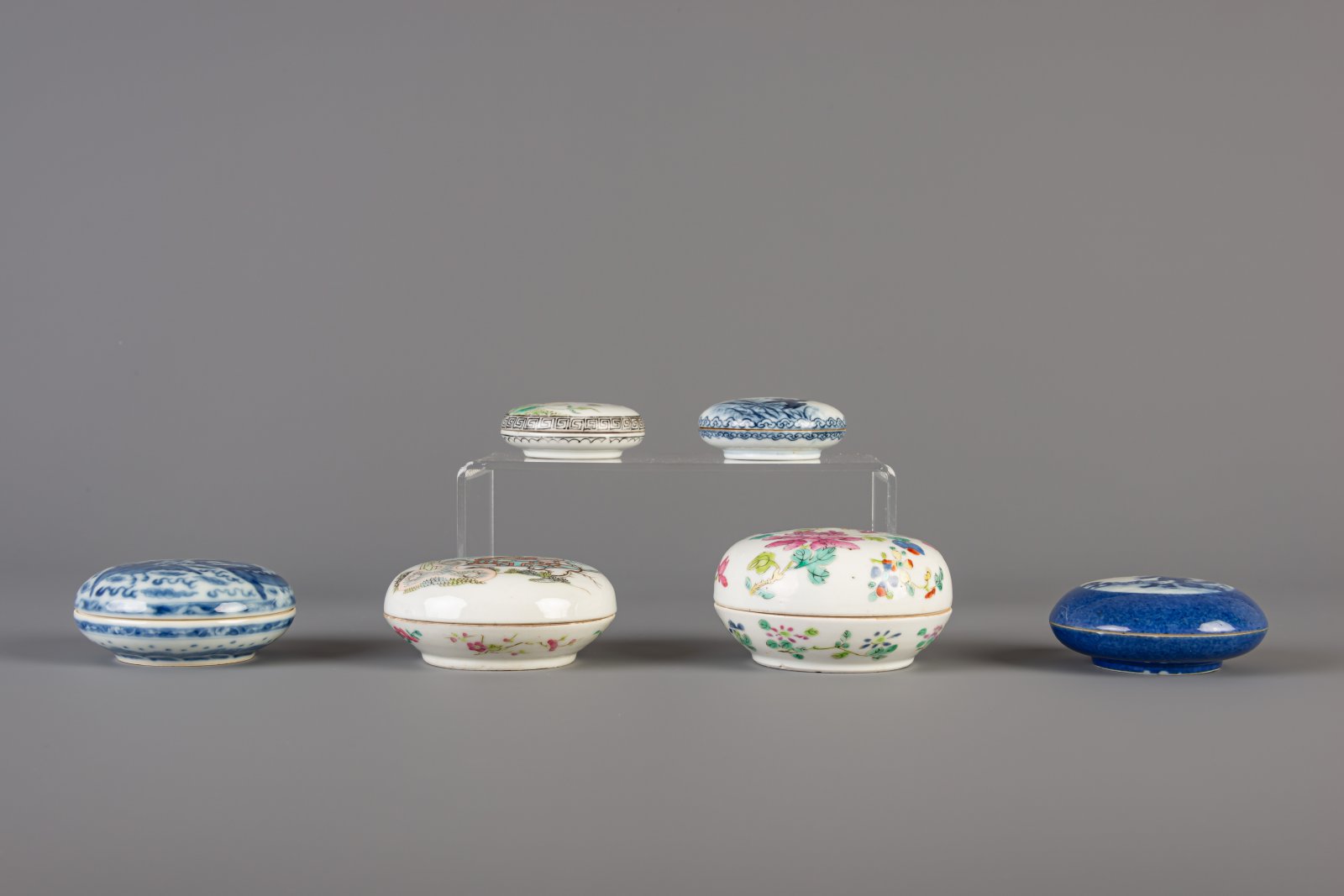 Six Chinese blue and white and famille rose seal paste boxes, 19th and 20th C. - Image 2 of 7