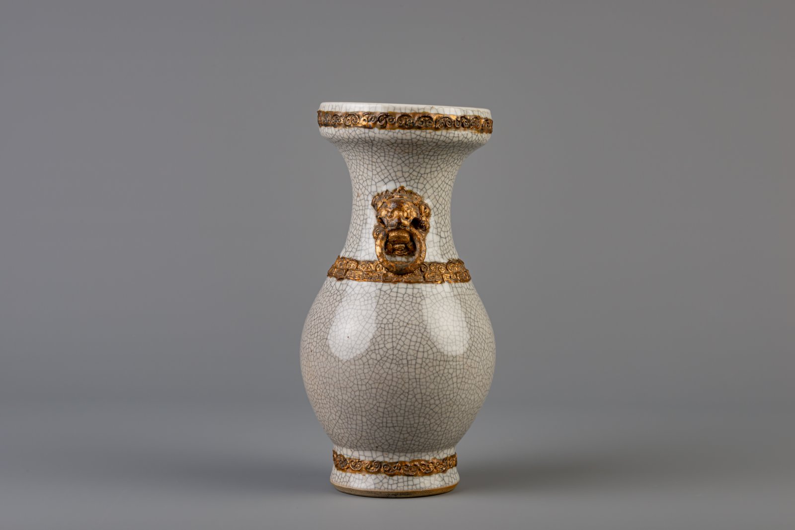 A Chinese grey crackle glazed vase, 19th C. - Image 4 of 6