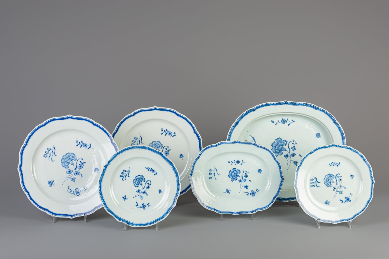 A Chinese blue and white six-piece part service with floral design, Qianlong