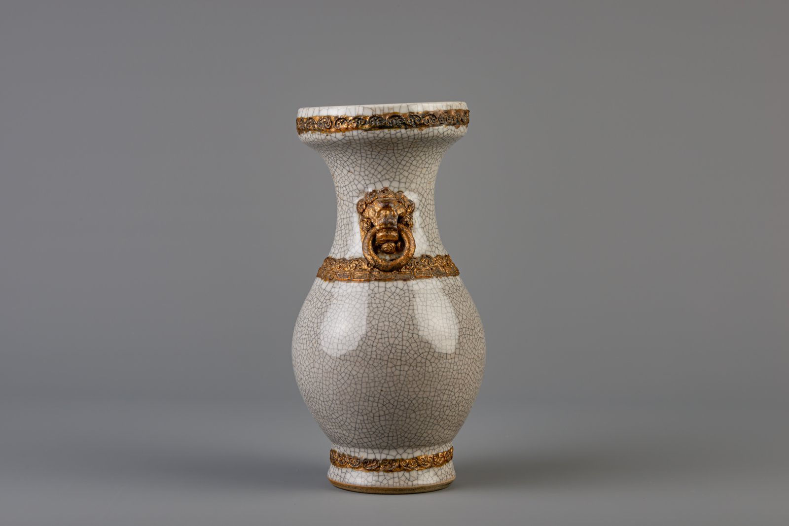 A Chinese grey crackle glazed vase, 19th C. - Image 2 of 6