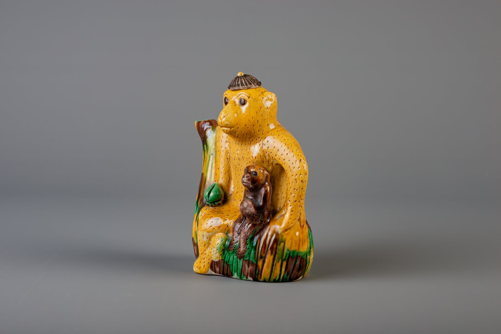 A Chinese sancai 'monkey' ewer and cover, 19th C. - Image 2 of 7