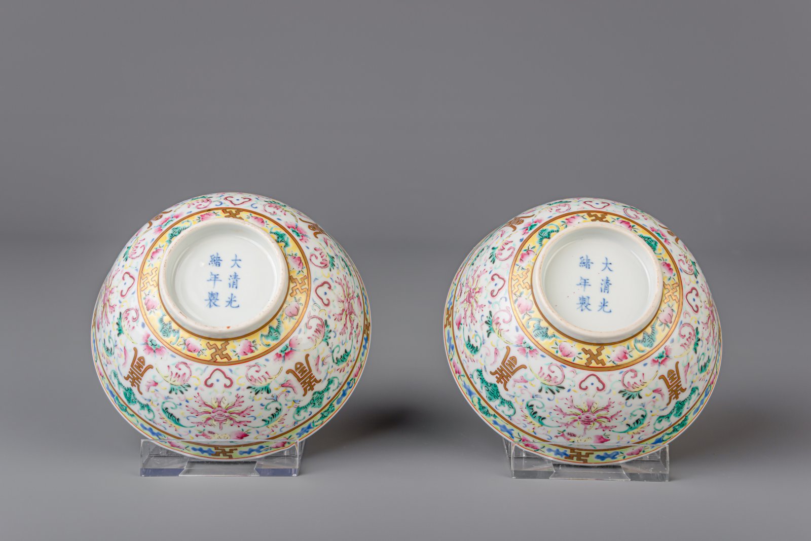 A pair of Chinese famille rose bowls with flowers and bats, Guangxu mark, 19th/20th C. - Image 7 of 7