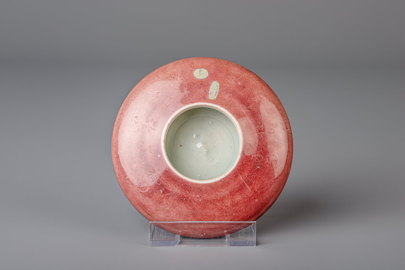 A Chinese peachbloom glazed brush washer, Qianlong mark, 19th/20th C. - Image 6 of 8