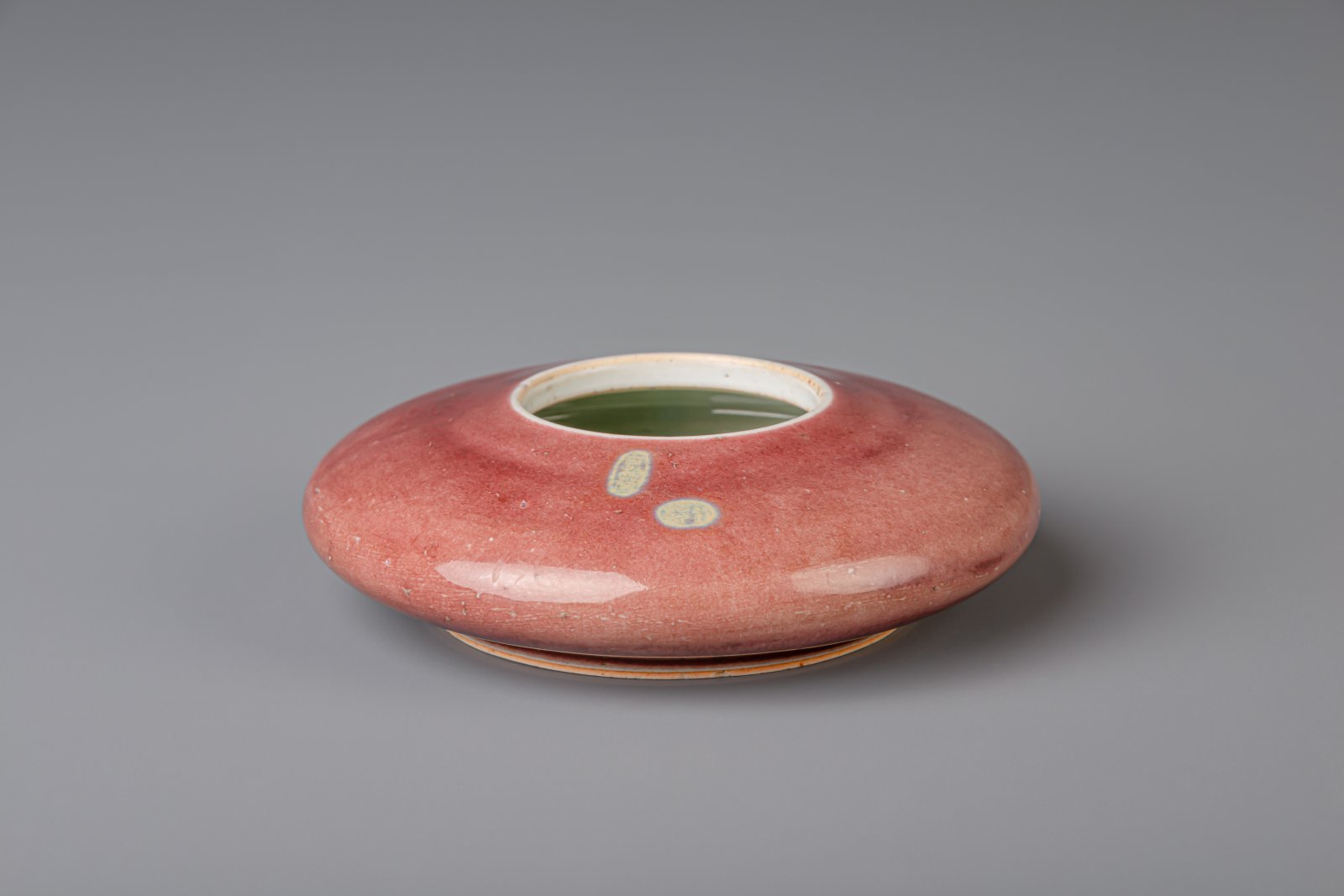 A Chinese peachbloom glazed brush washer, Qianlong mark, 19th/20th C. - Image 2 of 8