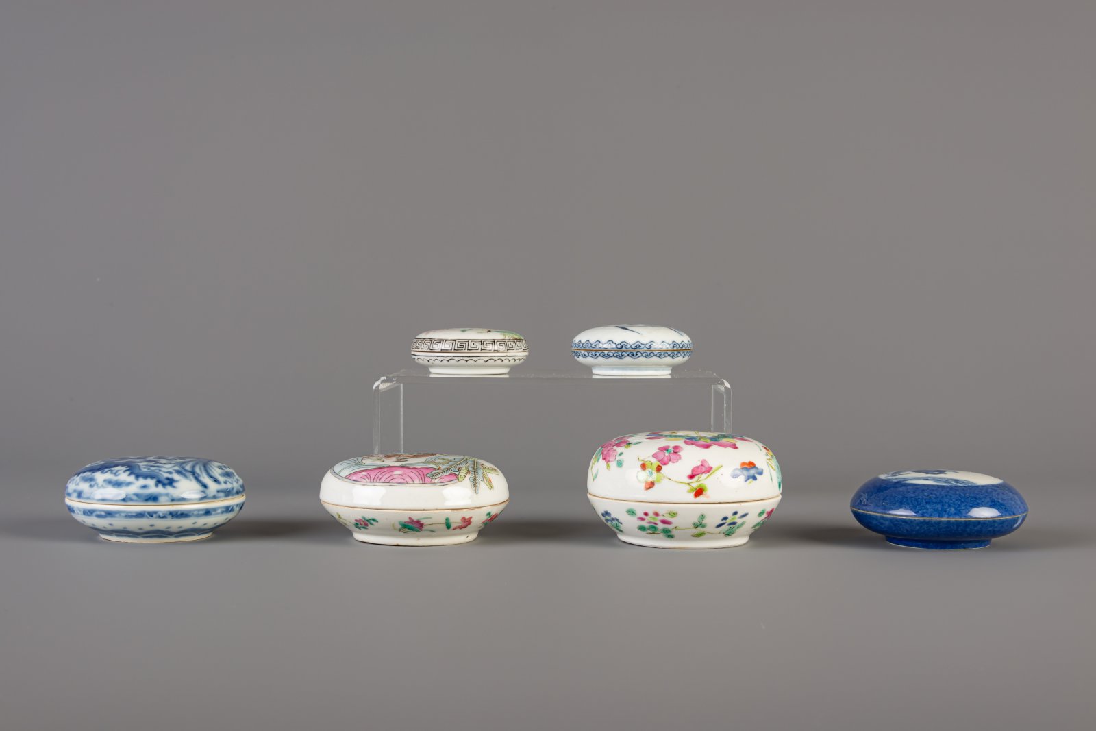 Six Chinese blue and white and famille rose seal paste boxes, 19th and 20th C. - Image 4 of 7