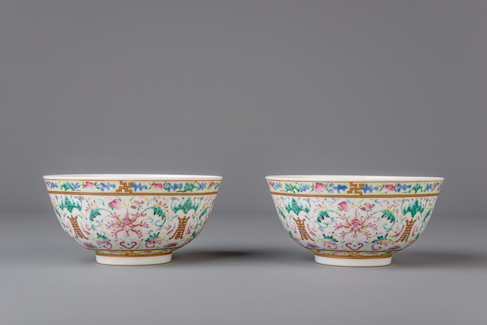 A pair of Chinese famille rose bowls with flowers and bats, Guangxu mark, 19th/20th C. - Image 3 of 7