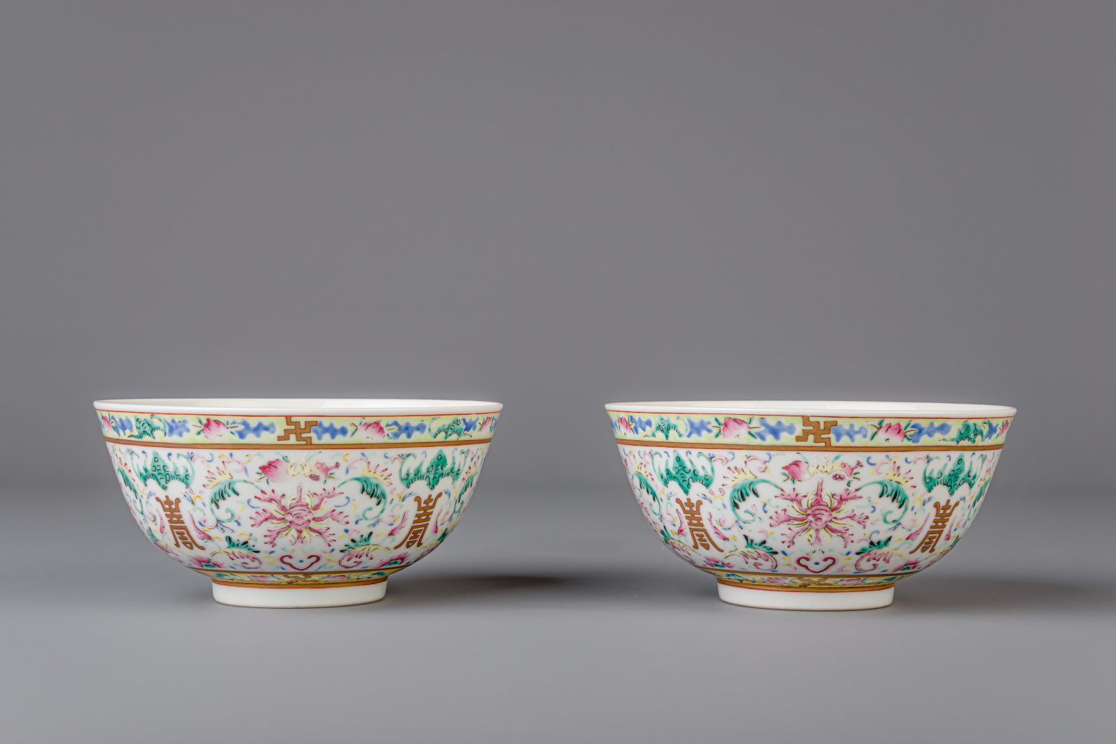 A pair of Chinese famille rose bowls with flowers and bats, Guangxu mark, 19th/20th C. - Image 4 of 7