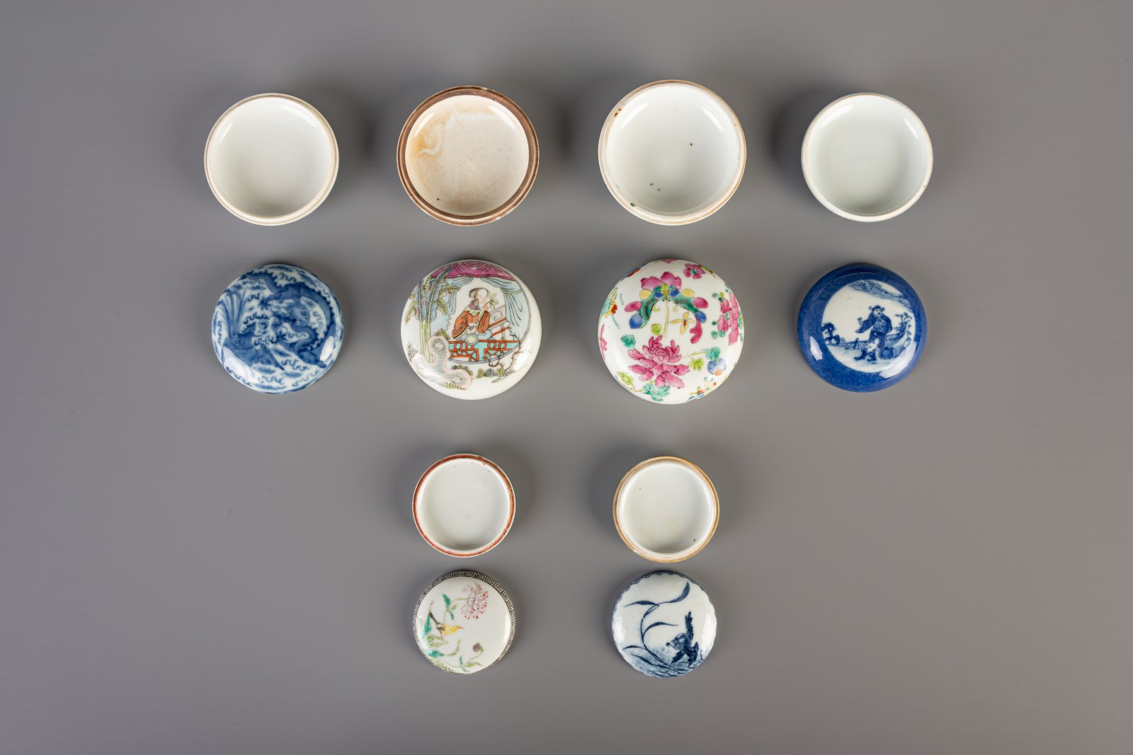 Six Chinese blue and white and famille rose seal paste boxes, 19th and 20th C. - Image 6 of 7