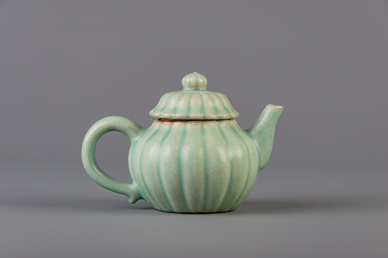 A Chinese chrysanthemum shaped celadon glazed stoneware teapot and cover, 18th/19th C. - Image 2 of 7