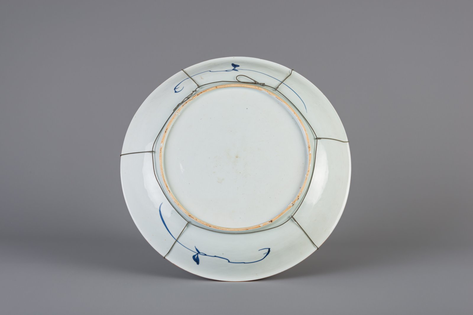 A Chinese blue and white charger with floral design, Kangxi - Image 2 of 2