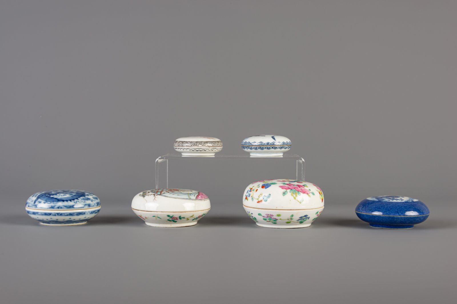 Six Chinese blue and white and famille rose seal paste boxes, 19th and 20th C. - Image 3 of 7