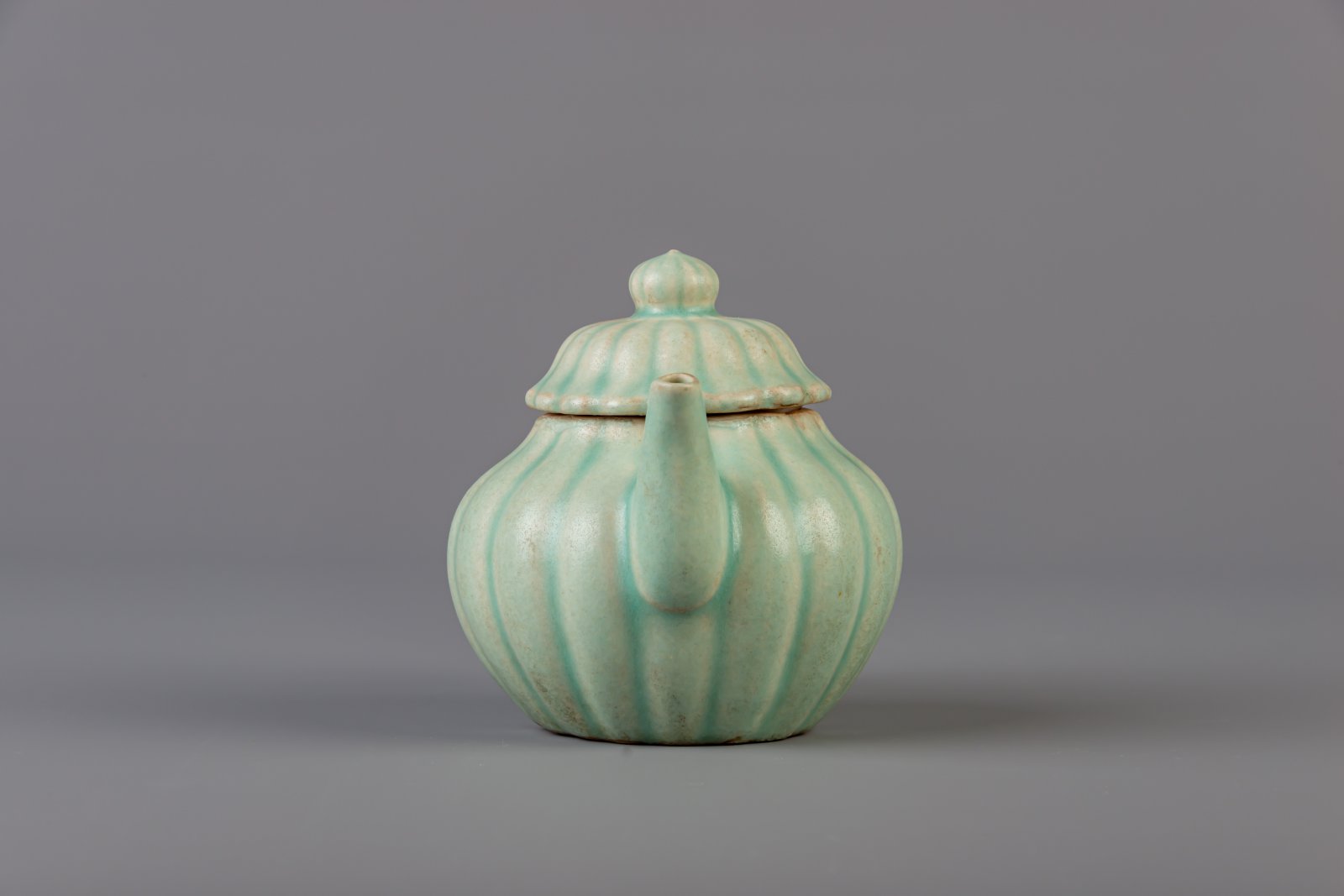A Chinese chrysanthemum shaped celadon glazed stoneware teapot and cover, 18th/19th C. - Image 3 of 7