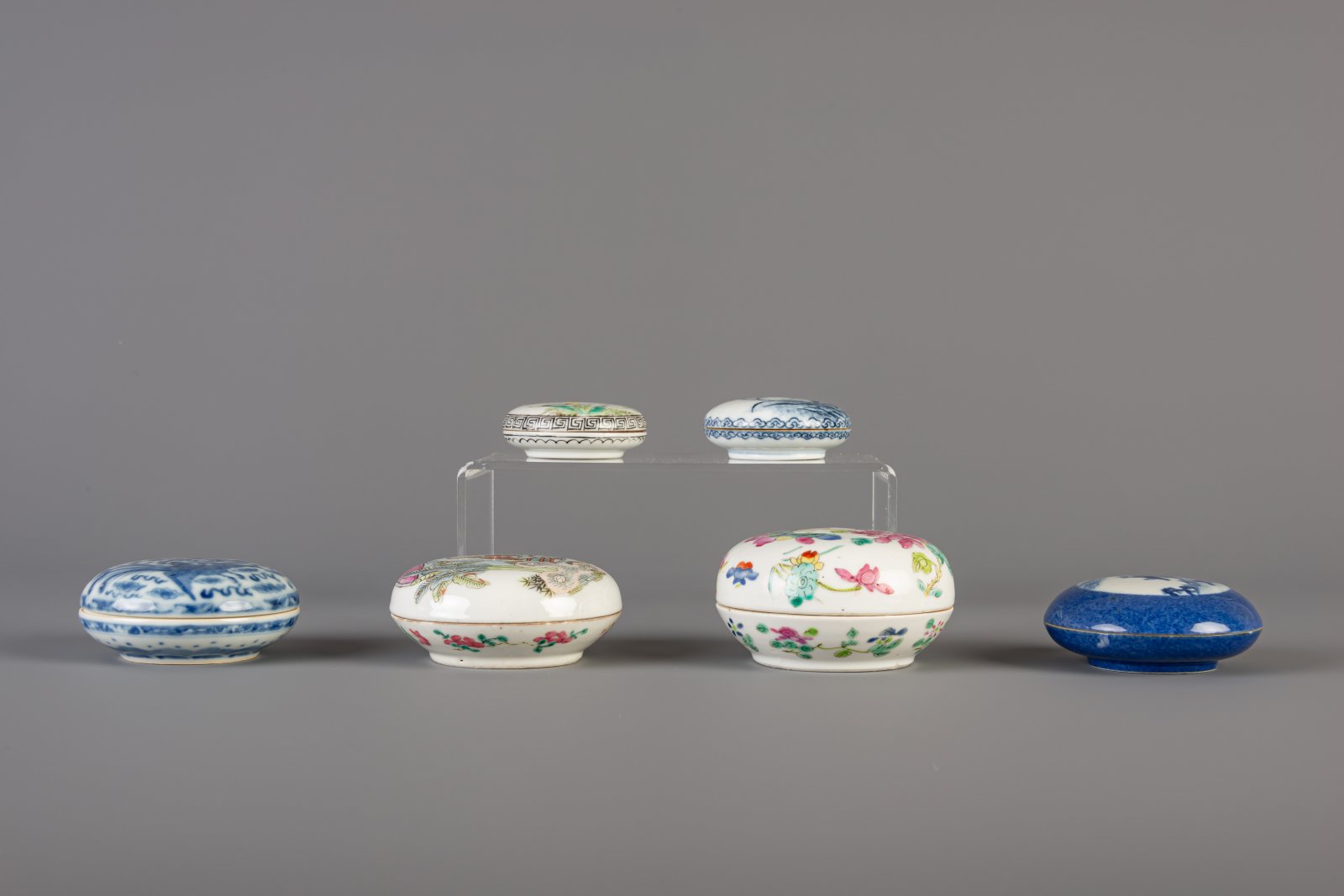 Six Chinese blue and white and famille rose seal paste boxes, 19th and 20th C. - Image 5 of 7