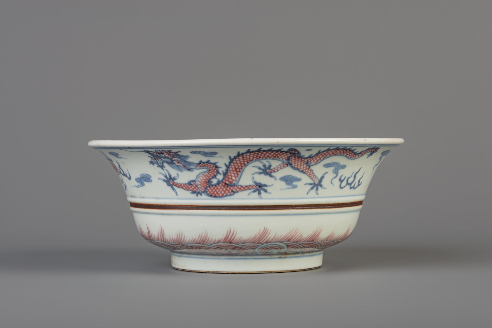 A Chinese blue, white and copper red 'dragon and phoenix' bowl, Kangxi mark, 19th/20th C. - Image 2 of 8