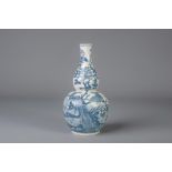 A Chinese blue and white double gourd vase decorated with phoenixes, 19th C.