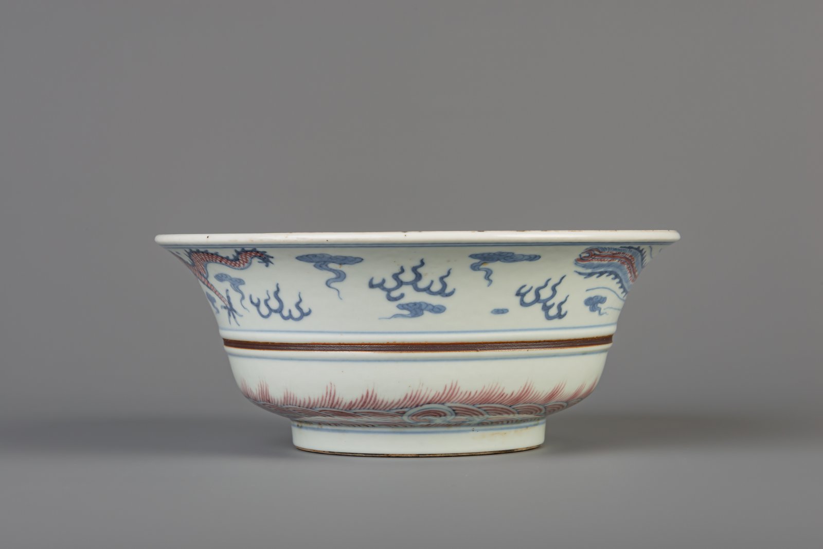 A Chinese blue, white and copper red 'dragon and phoenix' bowl, Kangxi mark, 19th/20th C. - Image 3 of 8