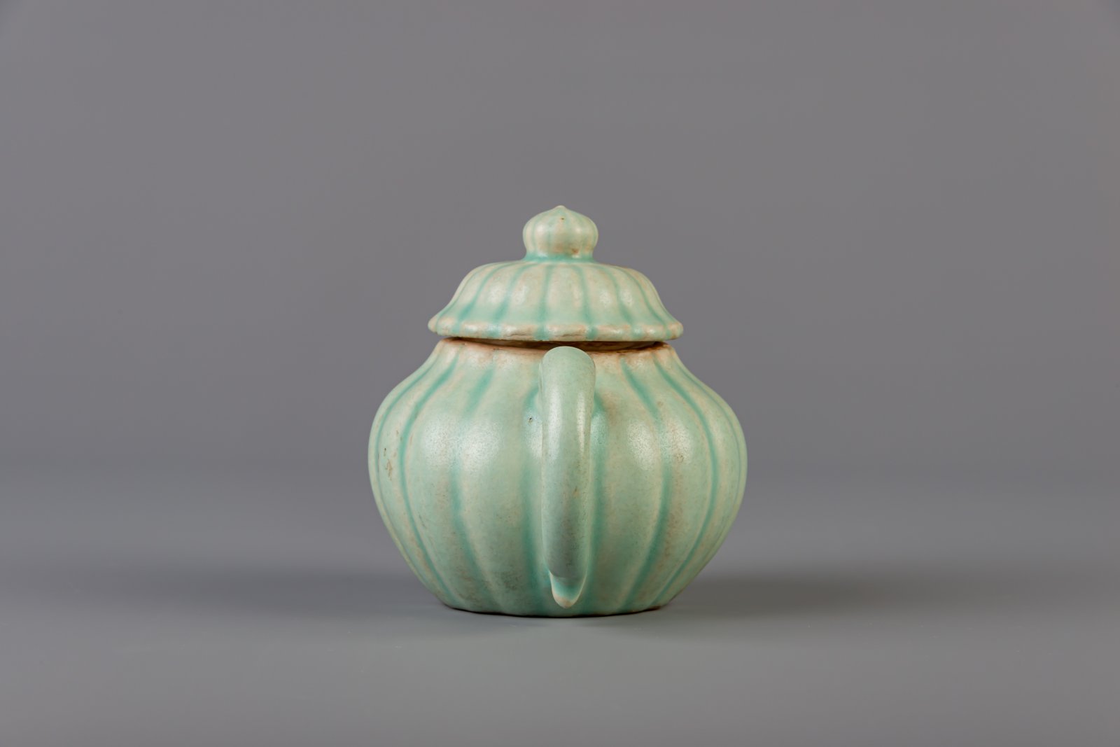 A Chinese chrysanthemum shaped celadon glazed stoneware teapot and cover, 18th/19th C. - Image 5 of 7