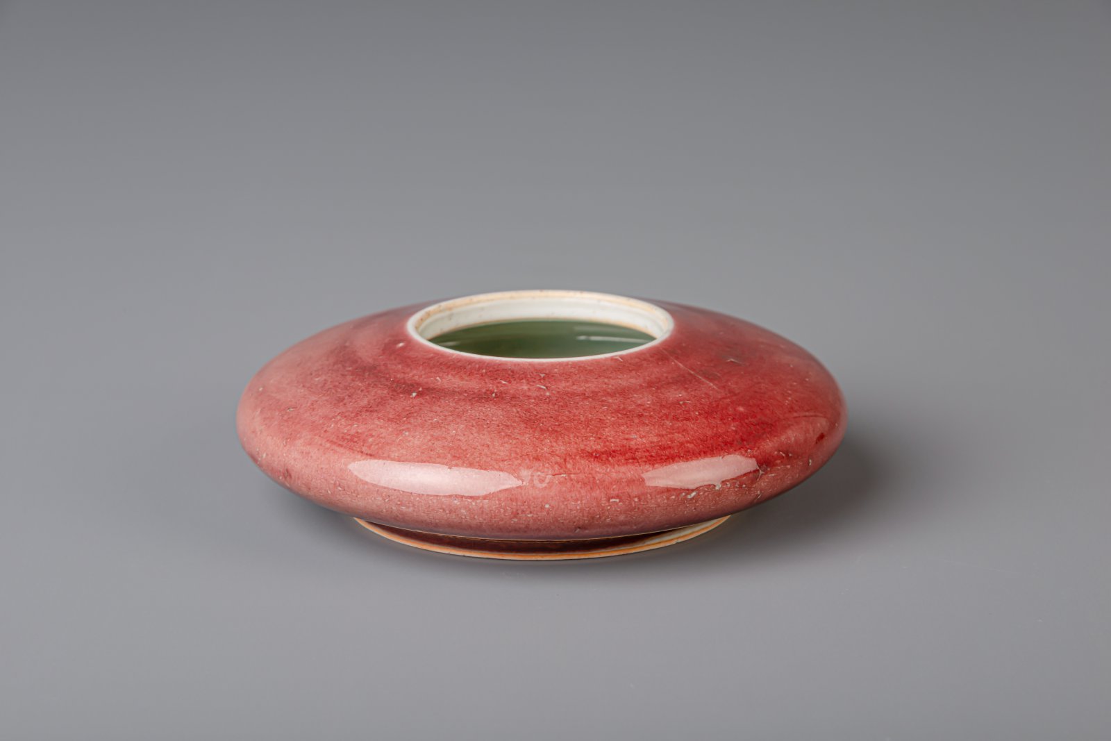 A Chinese peachbloom glazed brush washer, Qianlong mark, 19th/20th C. - Image 4 of 8