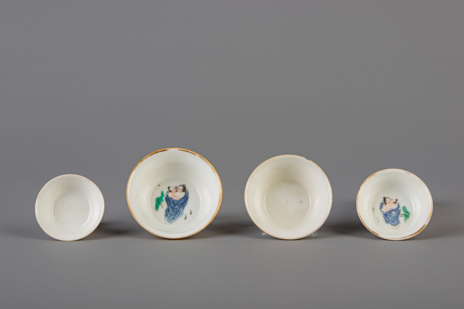 Two pairs of Chinese famille rose small bowls with erotic and Wu Shuang Pu decor, 19th C. - Image 7 of 8