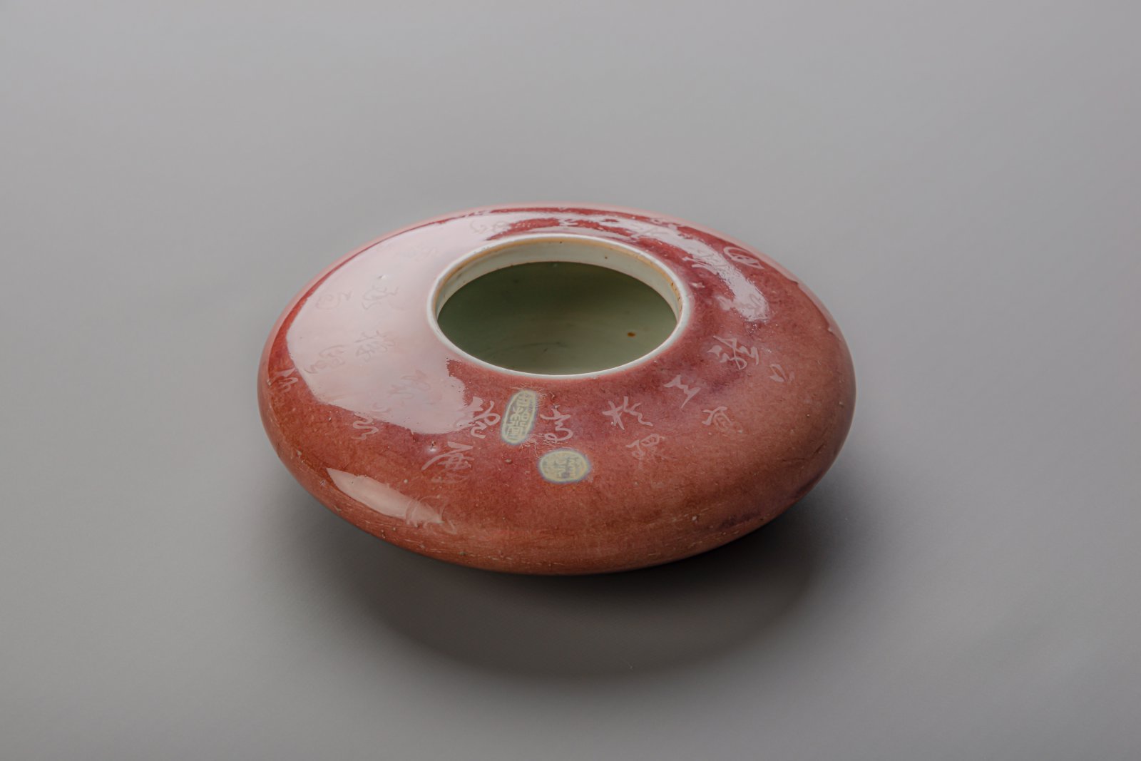 A Chinese peachbloom glazed brush washer, Qianlong mark, 19th/20th C. - Image 8 of 8