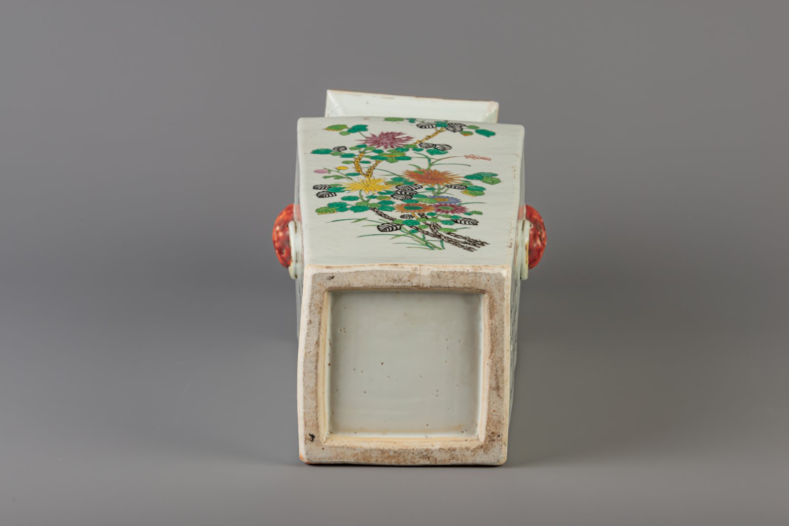 A Chinese square famille rose vase with floral design, 19th/20th C. - Image 6 of 6