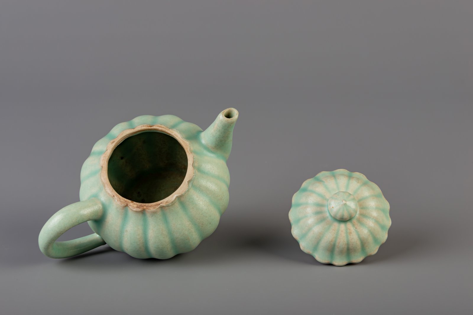 A Chinese chrysanthemum shaped celadon glazed stoneware teapot and cover, 18th/19th C. - Image 6 of 7