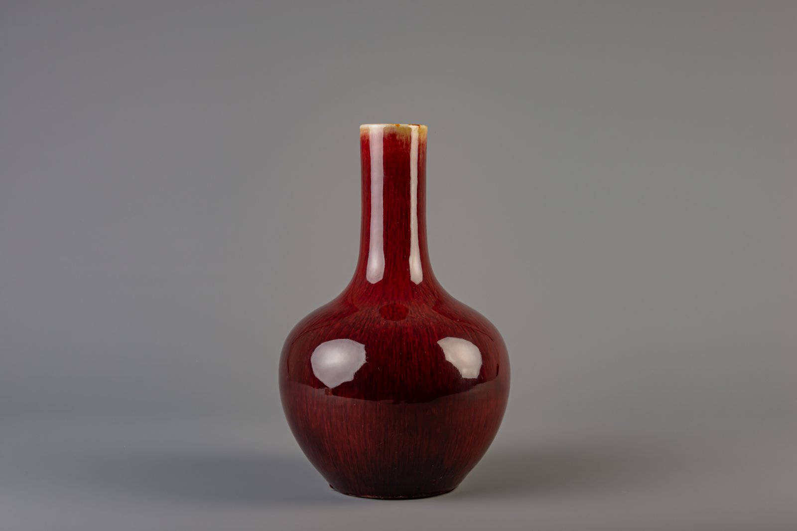 A Chinese sang de boeuf glazed tianqiu ping bottle vase, Kangxi mark, 19th C.