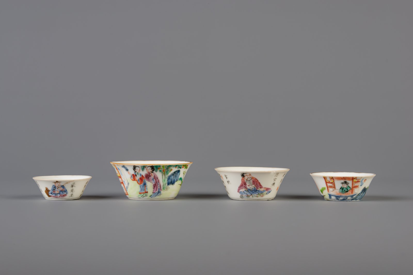 Two pairs of Chinese famille rose small bowls with erotic and Wu Shuang Pu decor, 19th C. - Image 3 of 8