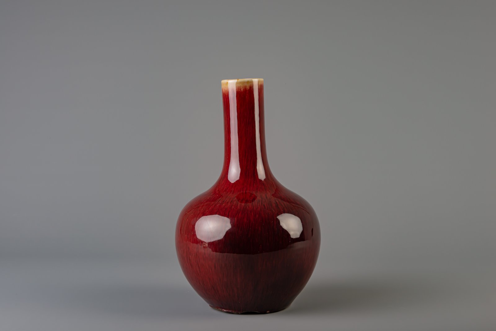 A Chinese sang de boeuf glazed tianqiu ping bottle vase, Kangxi mark, 19th C. - Image 4 of 6