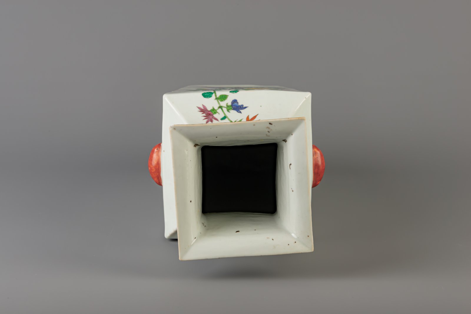 A Chinese square famille rose vase with floral design, 19th/20th C. - Image 5 of 6