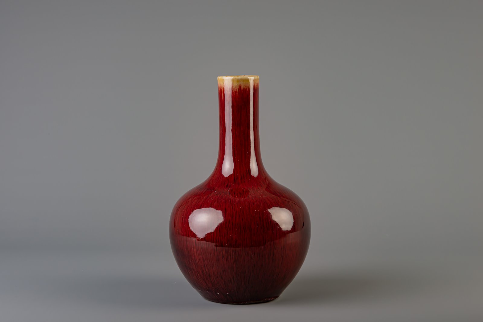 A Chinese sang de boeuf glazed tianqiu ping bottle vase, Kangxi mark, 19th C. - Image 3 of 6