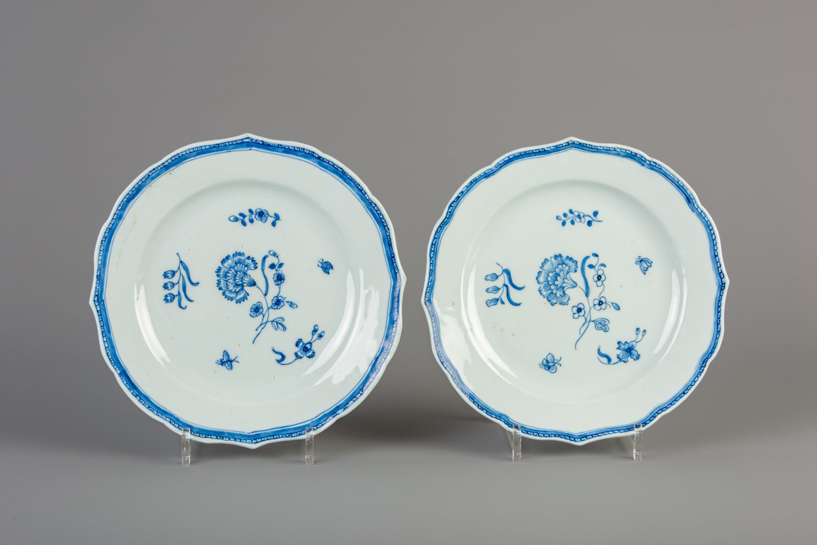 A Chinese blue and white six-piece part service with floral design, Qianlong - Image 6 of 7