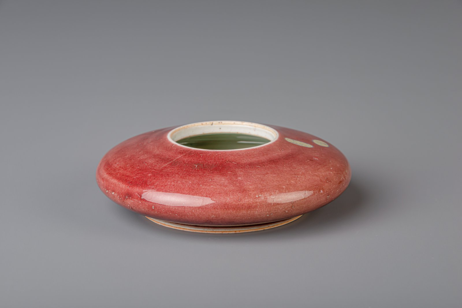 A Chinese peachbloom glazed brush washer, Qianlong mark, 19th/20th C. - Image 5 of 8