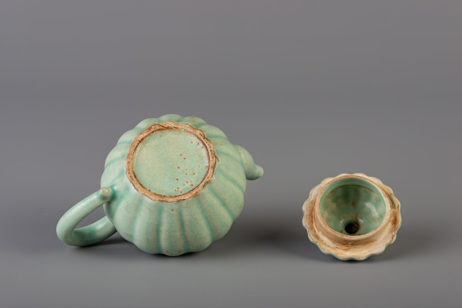 A Chinese chrysanthemum shaped celadon glazed stoneware teapot and cover, 18th/19th C. - Image 7 of 7