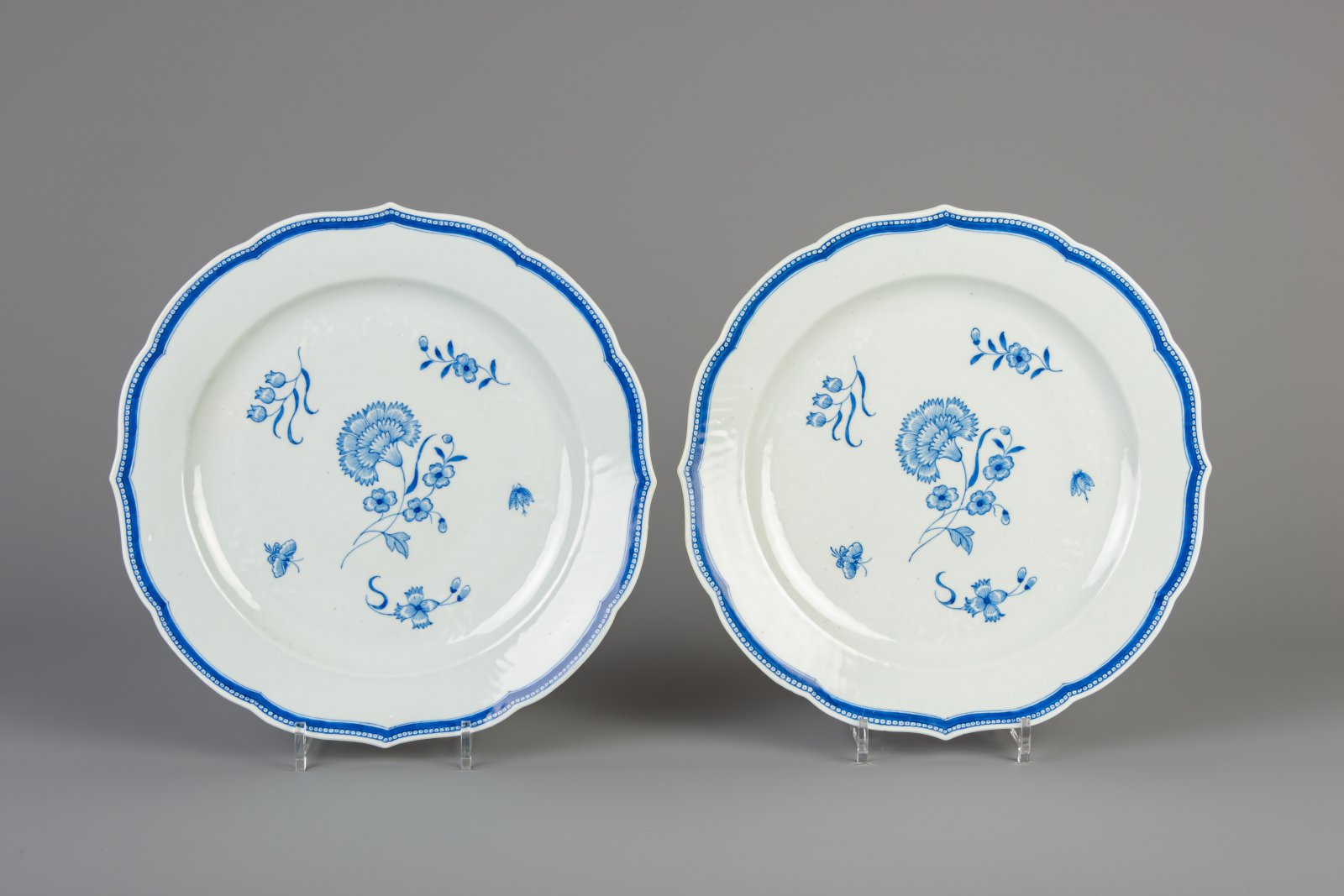 A Chinese blue and white six-piece part service with floral design, Qianlong - Image 4 of 7