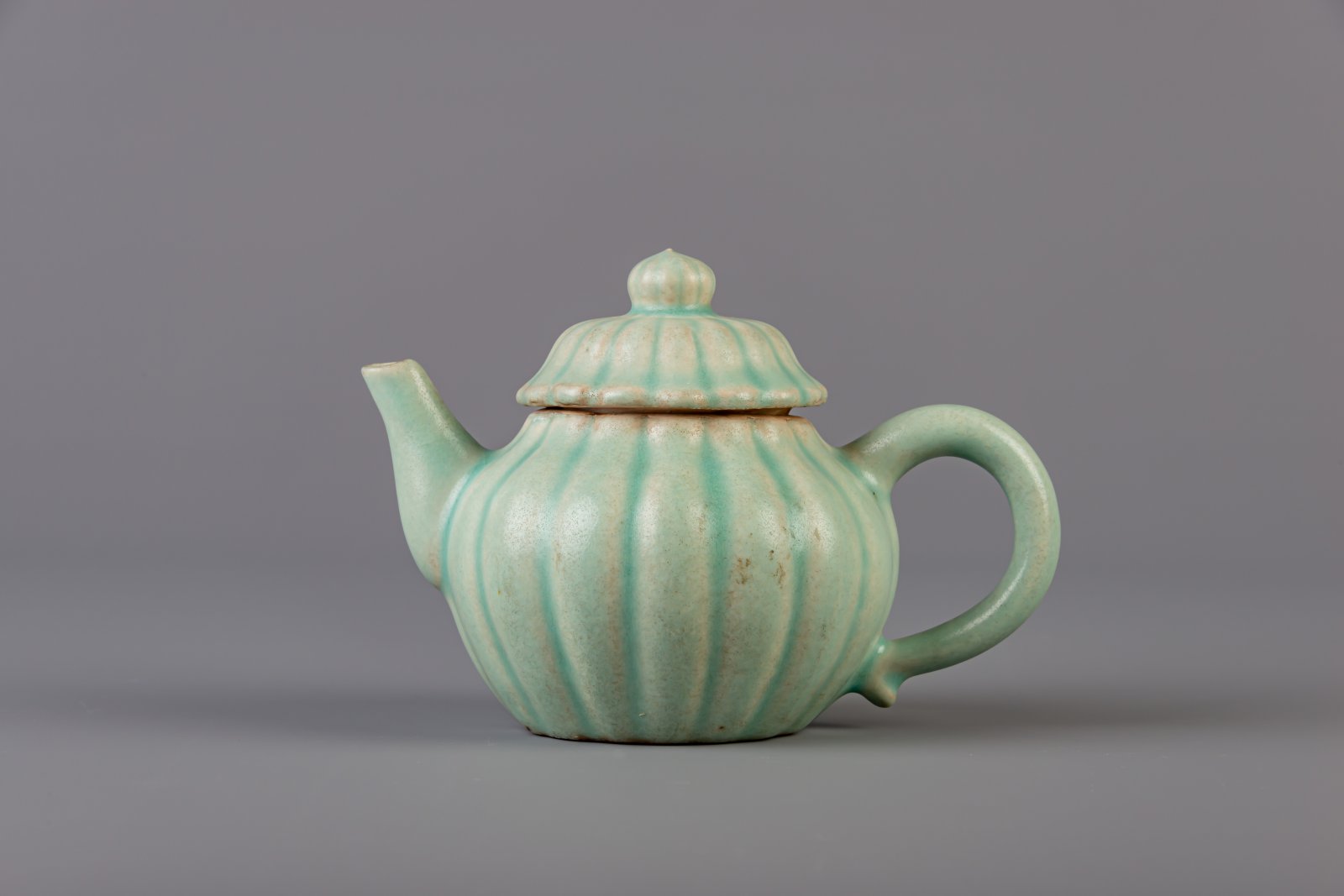 A Chinese chrysanthemum shaped celadon glazed stoneware teapot and cover, 18th/19th C. - Image 4 of 7