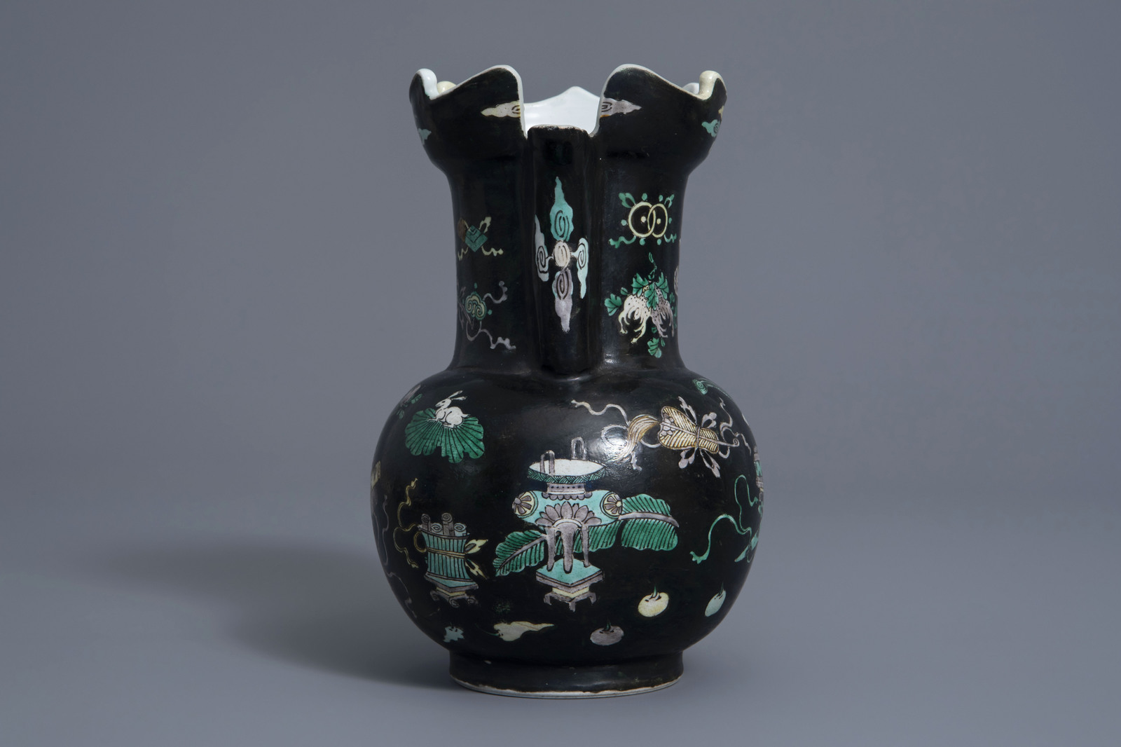 A Chinese famille noire jug with antiquities design, Kangxi mark, 19th C. - Image 7 of 7