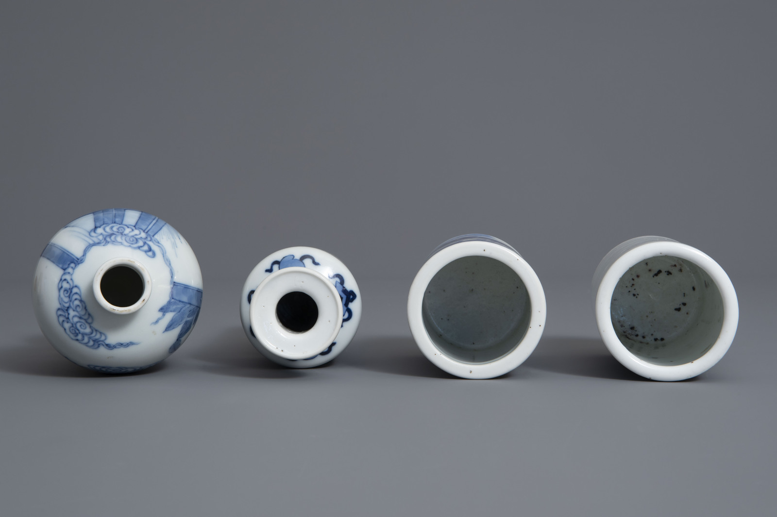 Two Chinese blue and white vases and two brush pots, 19th/20th C. - Image 6 of 7